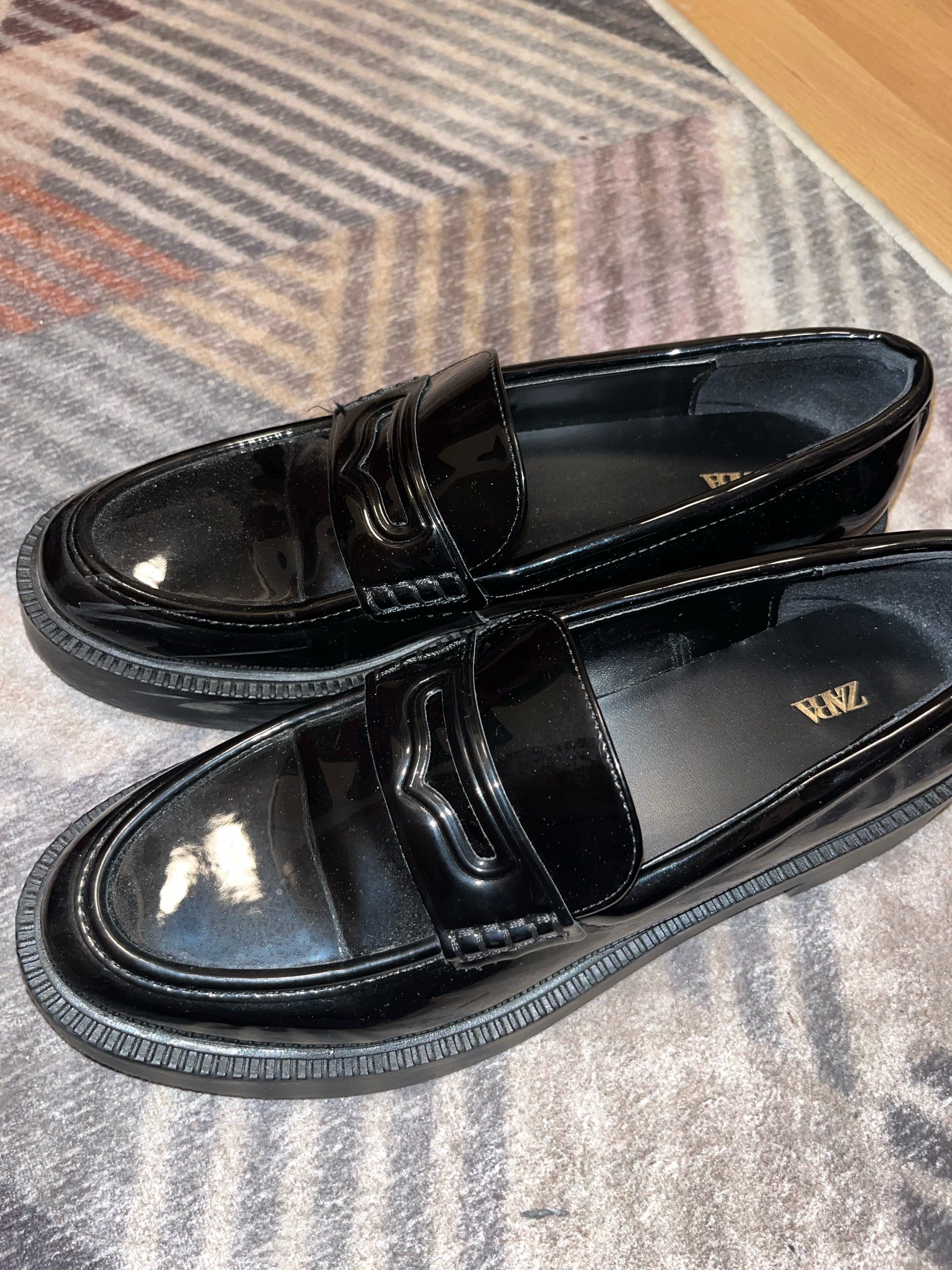 Crne lakane ZARA mokasine 1