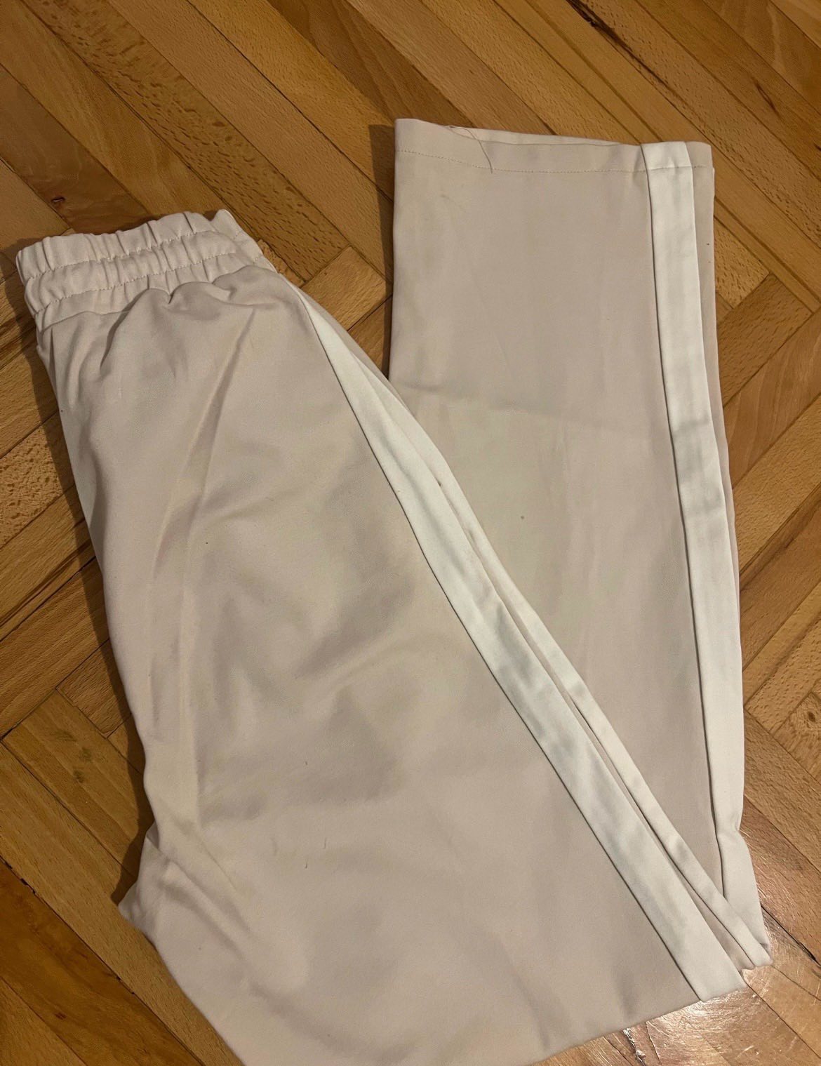 Pantalone na gumu 1