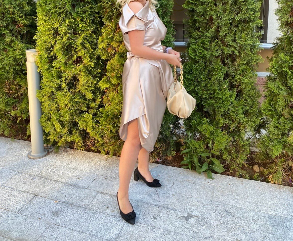 Zlatna haljina sa pojasom 0