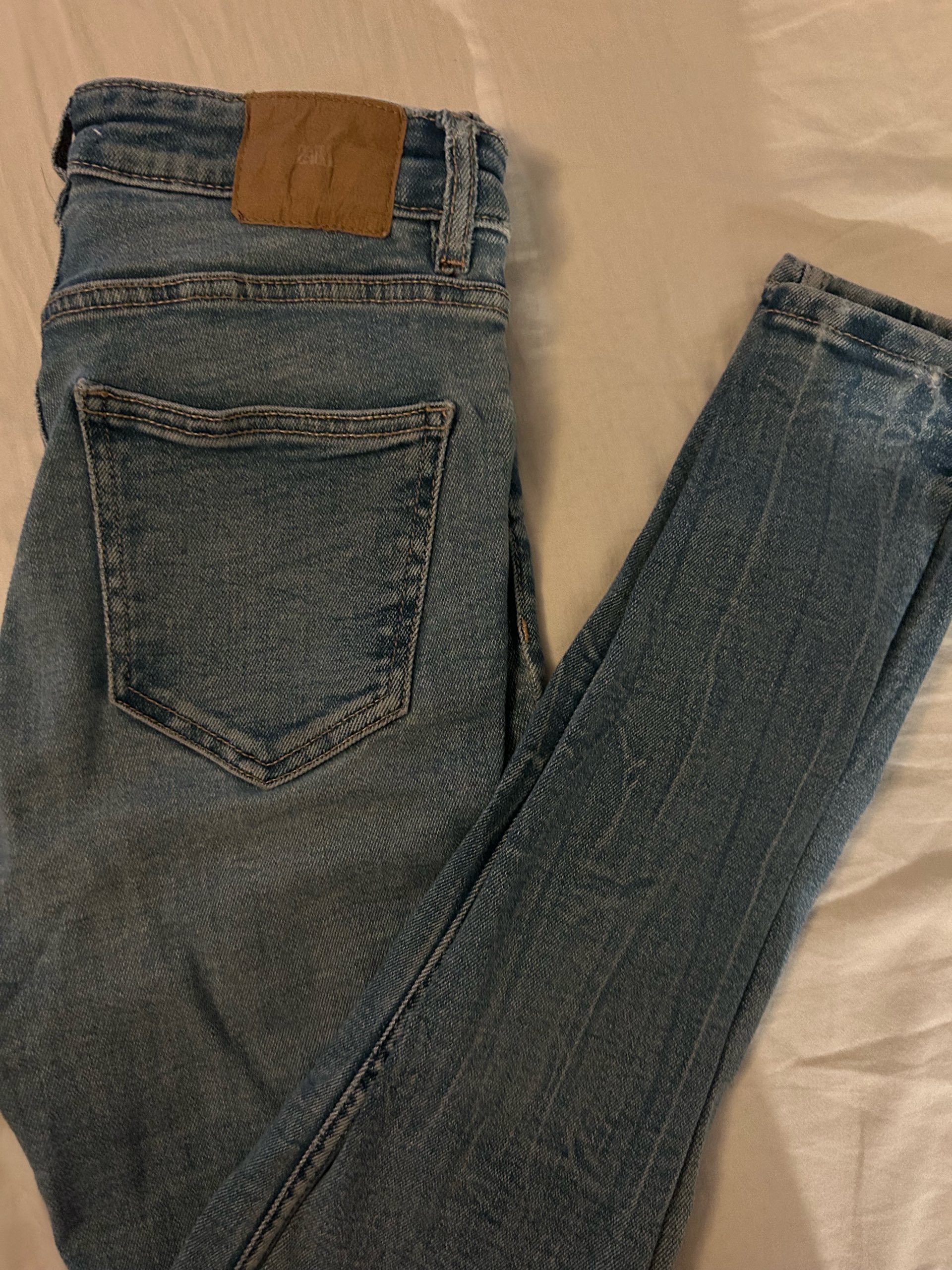 ZARA-farmerke 0