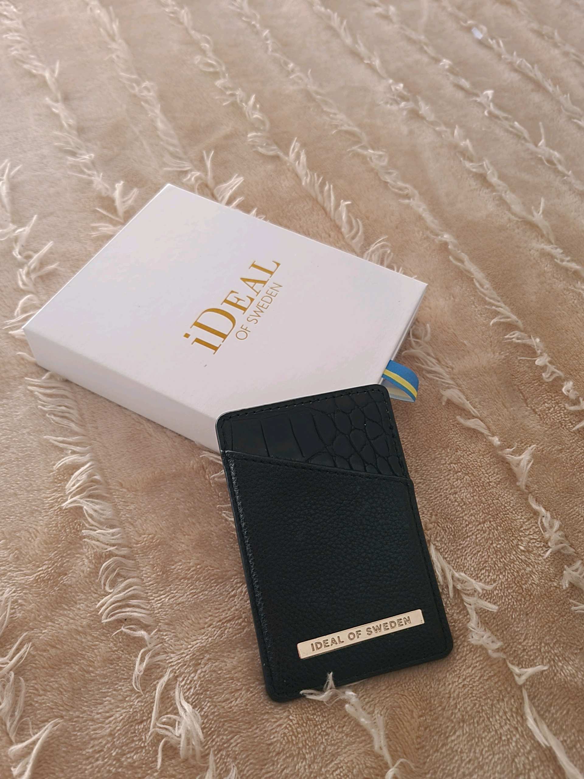 iDeal of Sweden magnetni cardholder 2