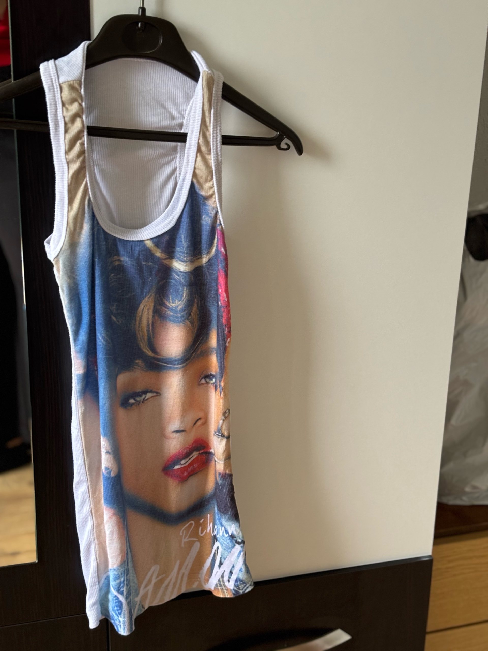 Rihanna top 0