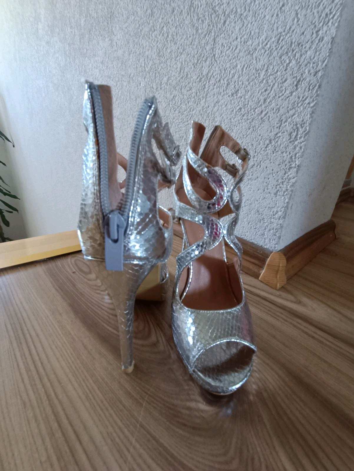 Zenske stikle 1