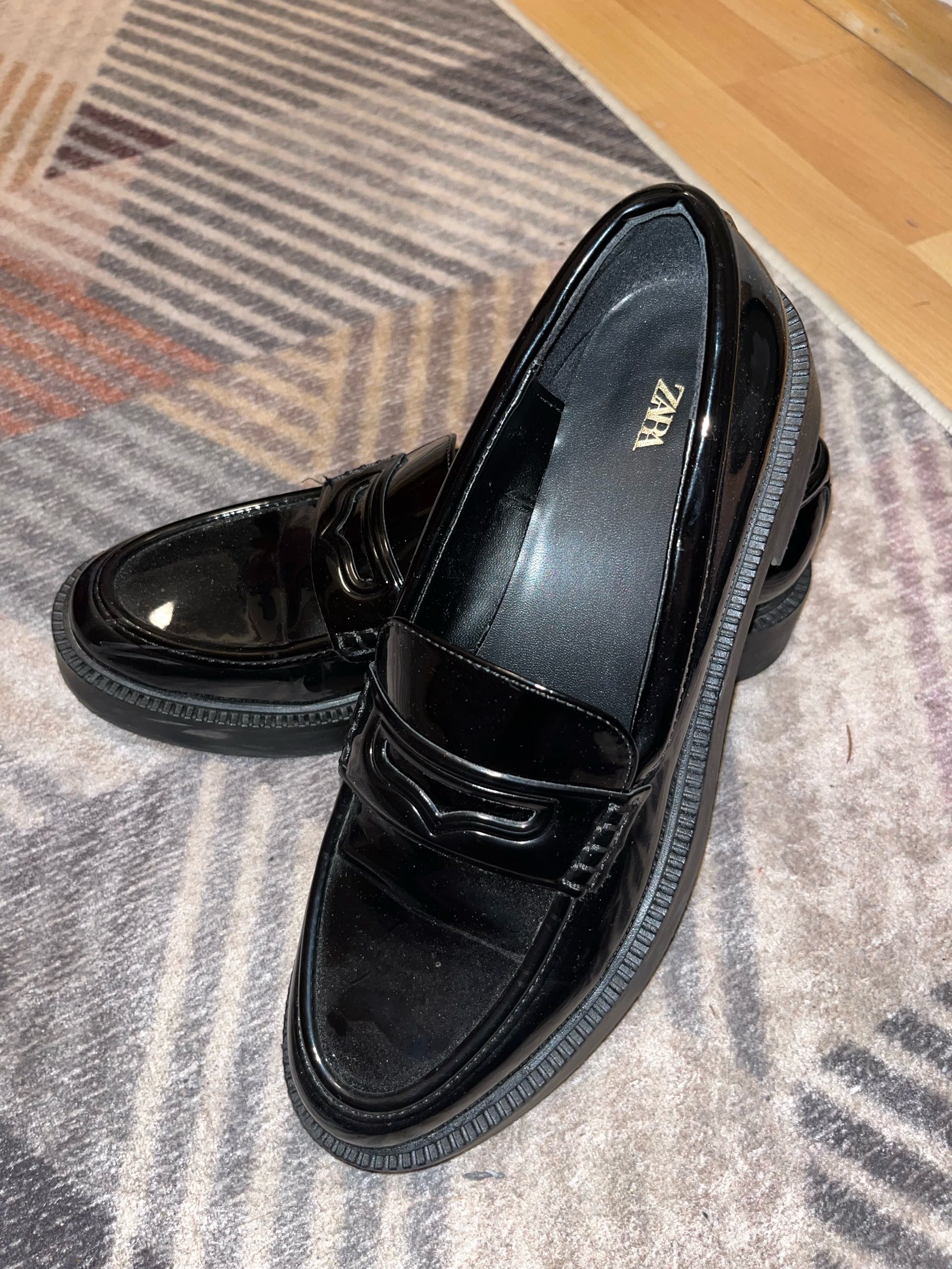 Crne lakane ZARA mokasine 0