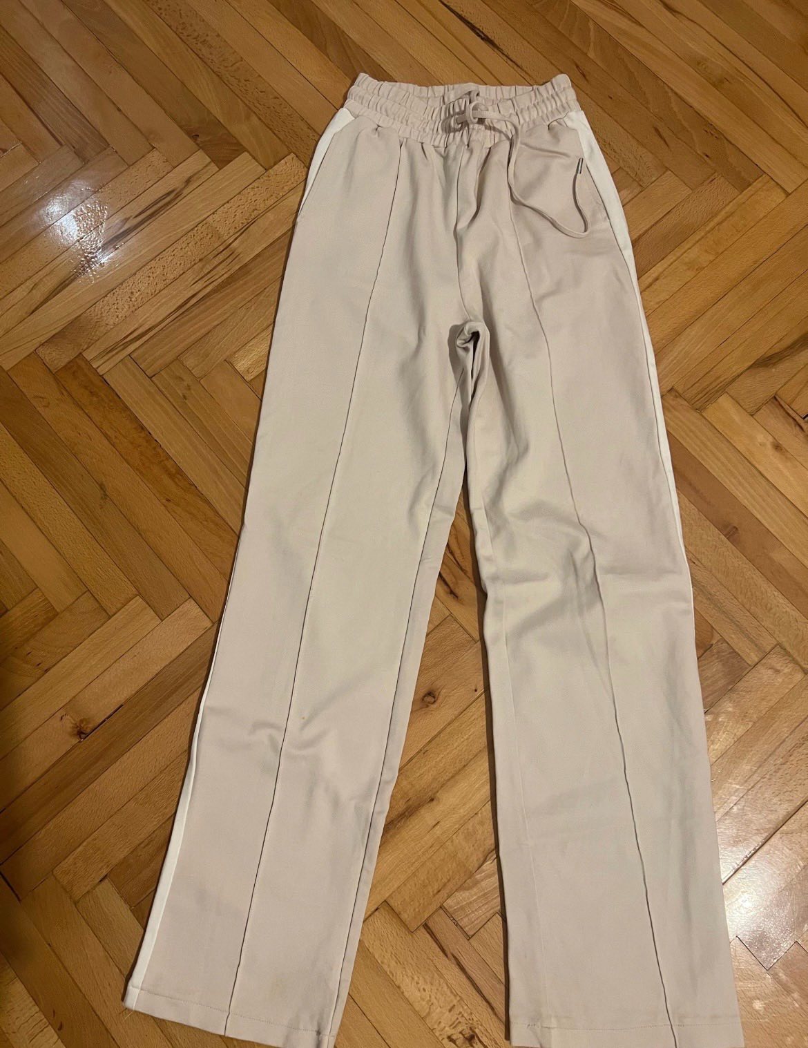 Pantalone na gumu 0