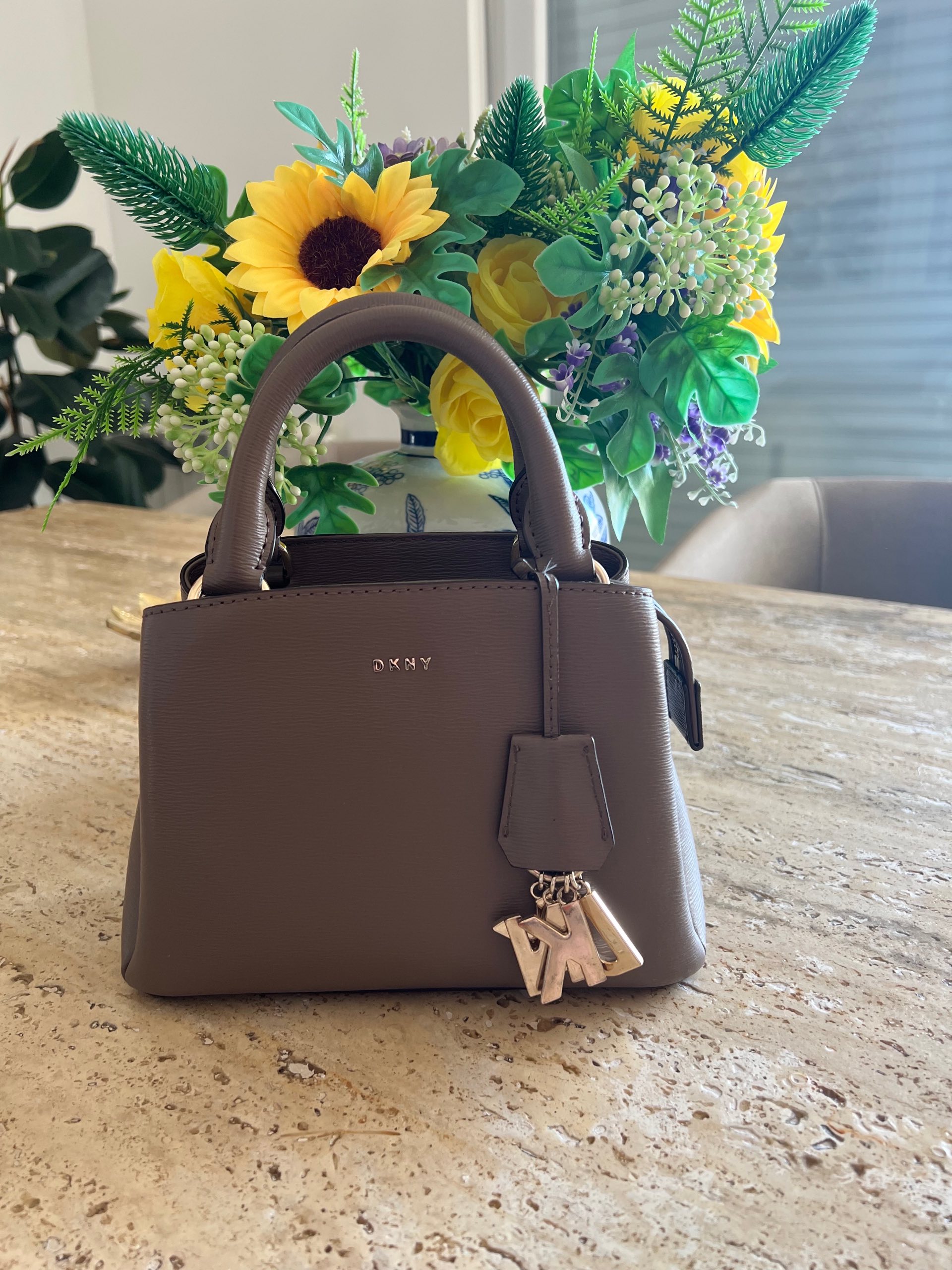 DKNY torbica kao nova 1