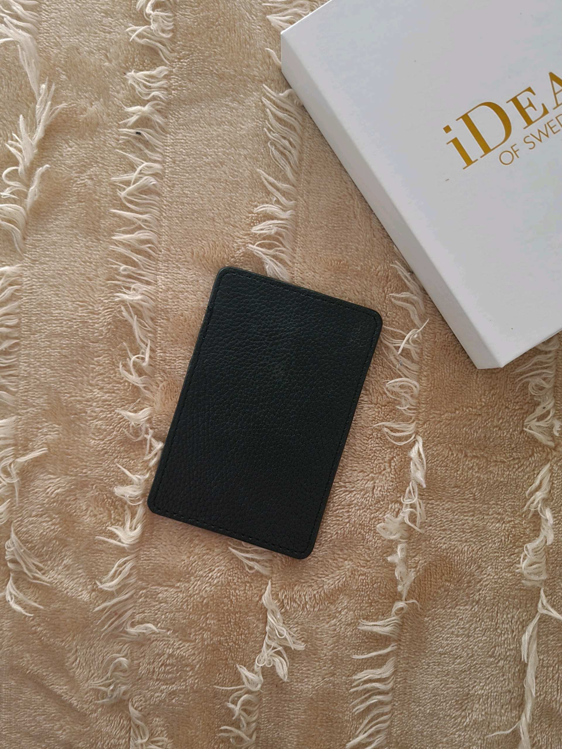 iDeal of Sweden magnetni cardholder 1