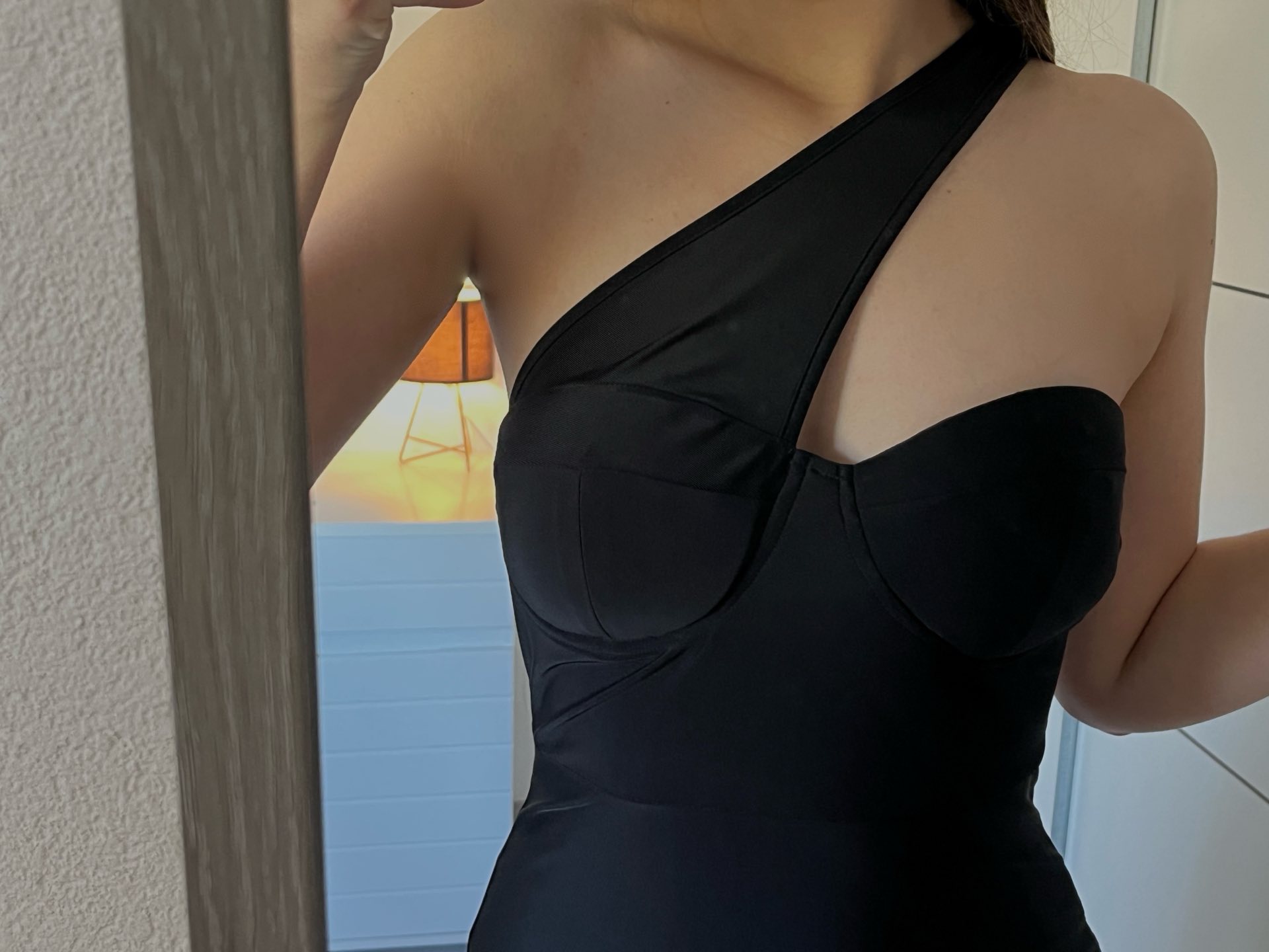 Crna haljina na jedno rame 1