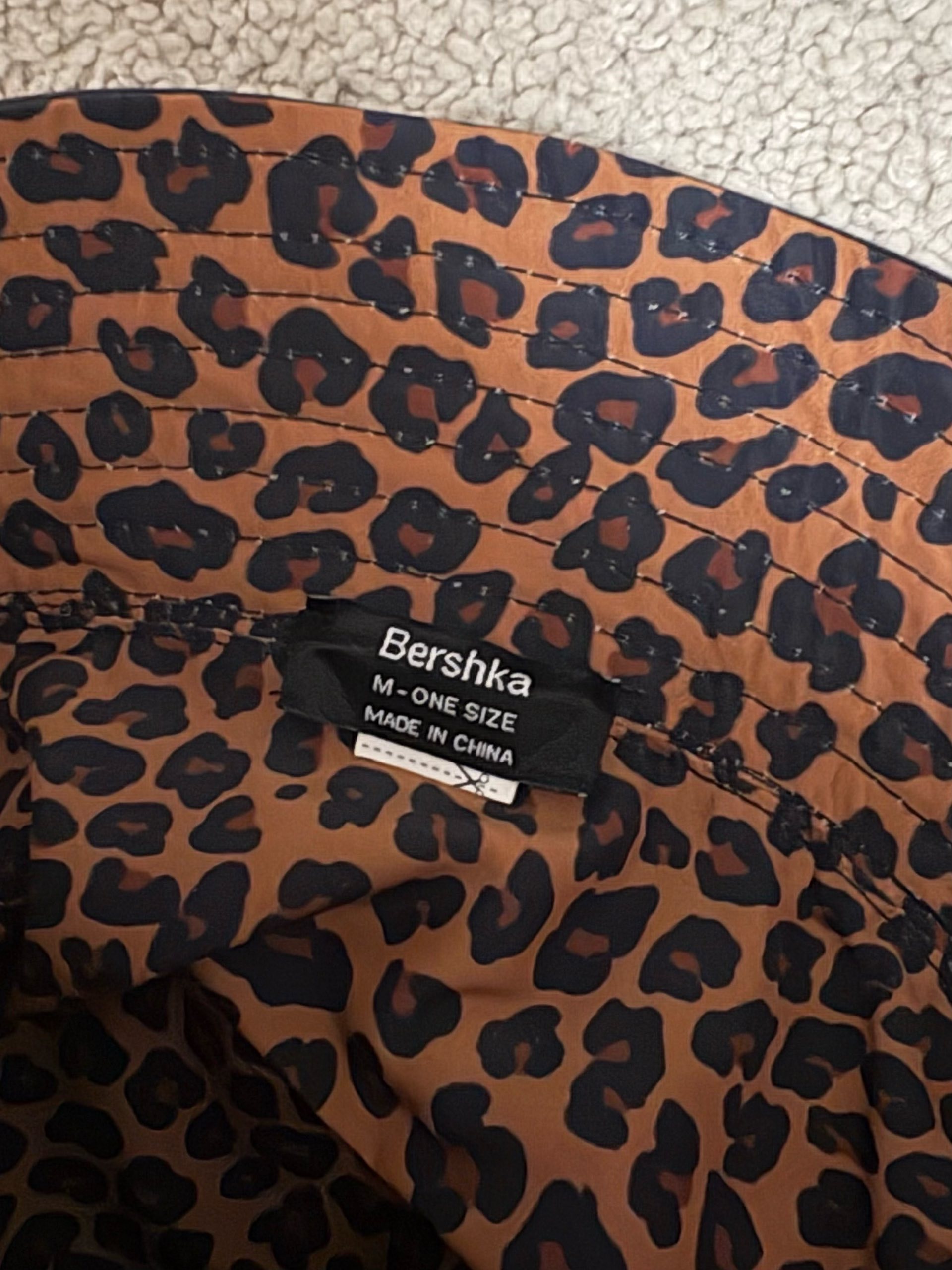 BERSHKA LAKIRANI BUCKET HAT🖤 2
