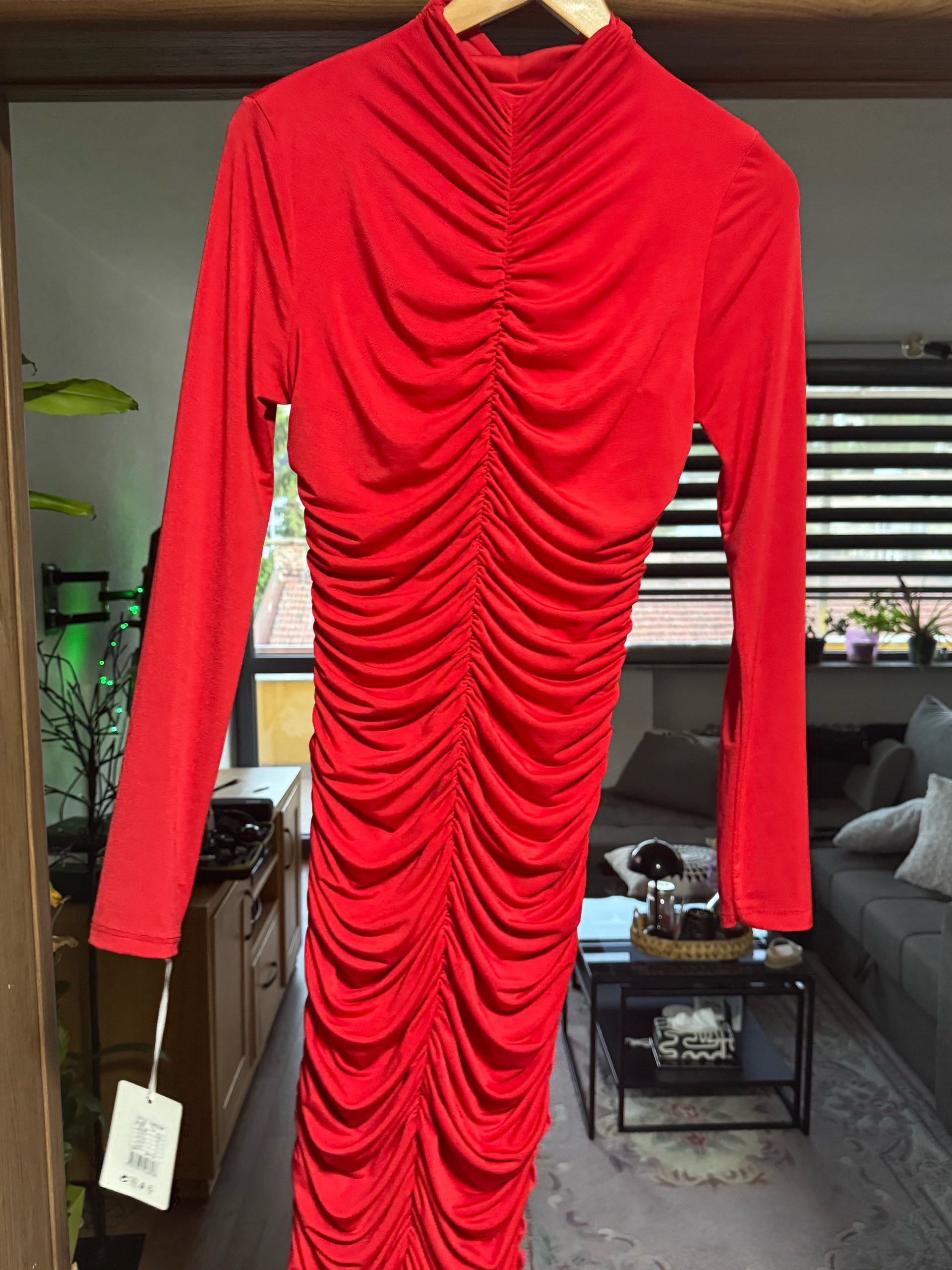Crvena bodycon haljina s rukavima 0